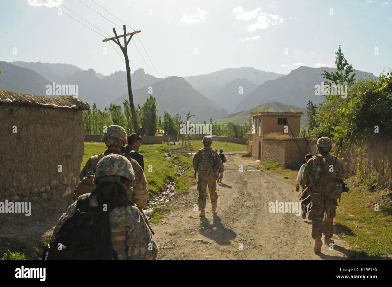 Soldaten des 5. Zone Sicherheit Kraft Hilfe Team zu der 37th Infantry Brigade Combat Team, Dr. Massoud, Arzt für die afghanische Grenzpolizei zugewiesen und eine Sprache Assistant, zu Fuß eine unbefestigte Straße nach Abschluss eines medizinischen civic Aktionsprogramm für die afghanischen Frauen in Khwahan, Provinz Badakhshan, Afghanistan, 3. Juni 2012. (37 IBCT Foto von Sgt. Kimberly Lamm) (freigegeben) Stockfoto