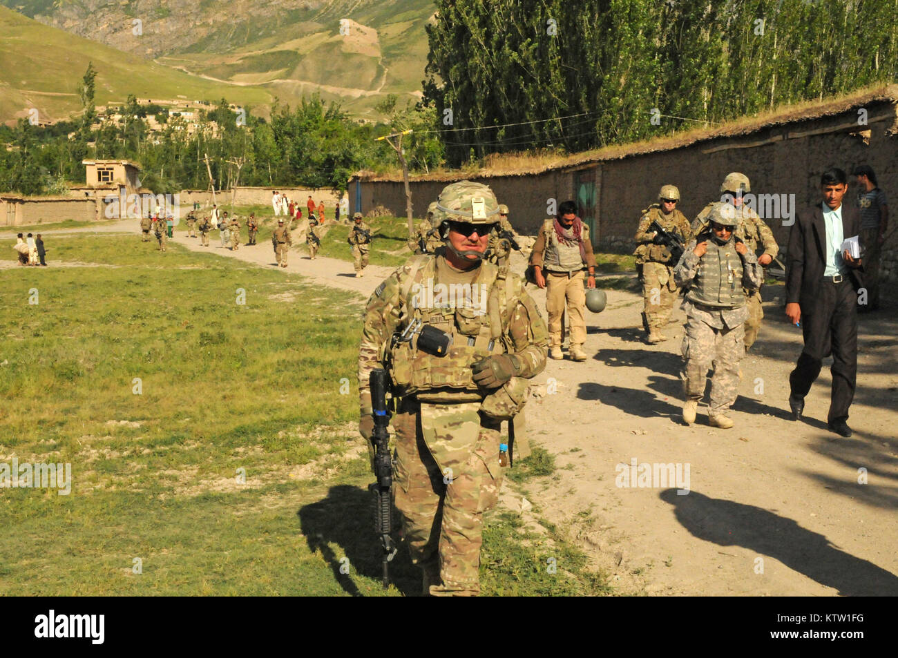 Soldaten des 5. Zone Sicherheit Kraft Hilfe Team zu der 37th Infantry Brigade Combat Team, Dr. Massoud, Arzt für die afghanische Grenzpolizei zugewiesen und eine Sprache Assistant, zu Fuß eine unbefestigte Straße nach Abschluss eines medizinischen civic Aktionsprogramm für die afghanischen Frauen in Khwahan, Provinz Badakhshan, Afghanistan, 3. Juni 2012. (37 IBCT Foto von Sgt. Kimberly Lamm) (freigegeben) Stockfoto