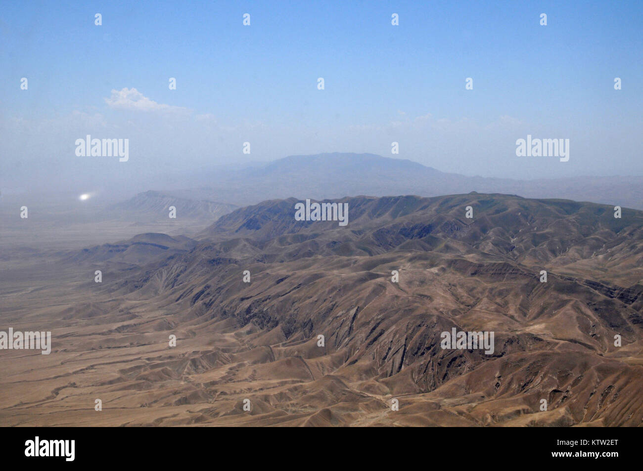 Ein Blick aus dem Fenster einer Blackhawk Hubschrauber zwischen Mazar-e-Sharif, Kunduz, Balkh Provinz, der Provinz Kunduz, Afghanistan, 27. Juni 2012. (37 IBCT Foto von Sgt. Kimberly Lamm) (freigegeben) Stockfoto