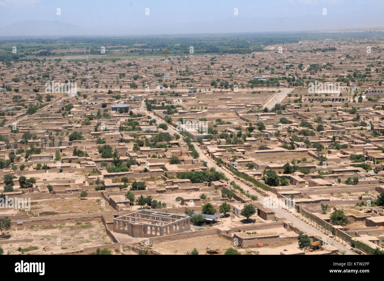 Ein Blick aus dem Fenster einer Blackhawk Hubschrauber zwischen Kunduz, Provinz Kunduz und Khawajah Bahawuddin, Provinz Badakhshan, Afghanistan, 27. Juni 2012. (37 IBCT Foto von Sgt. Kimberly Lamm) (freigegeben) Stockfoto