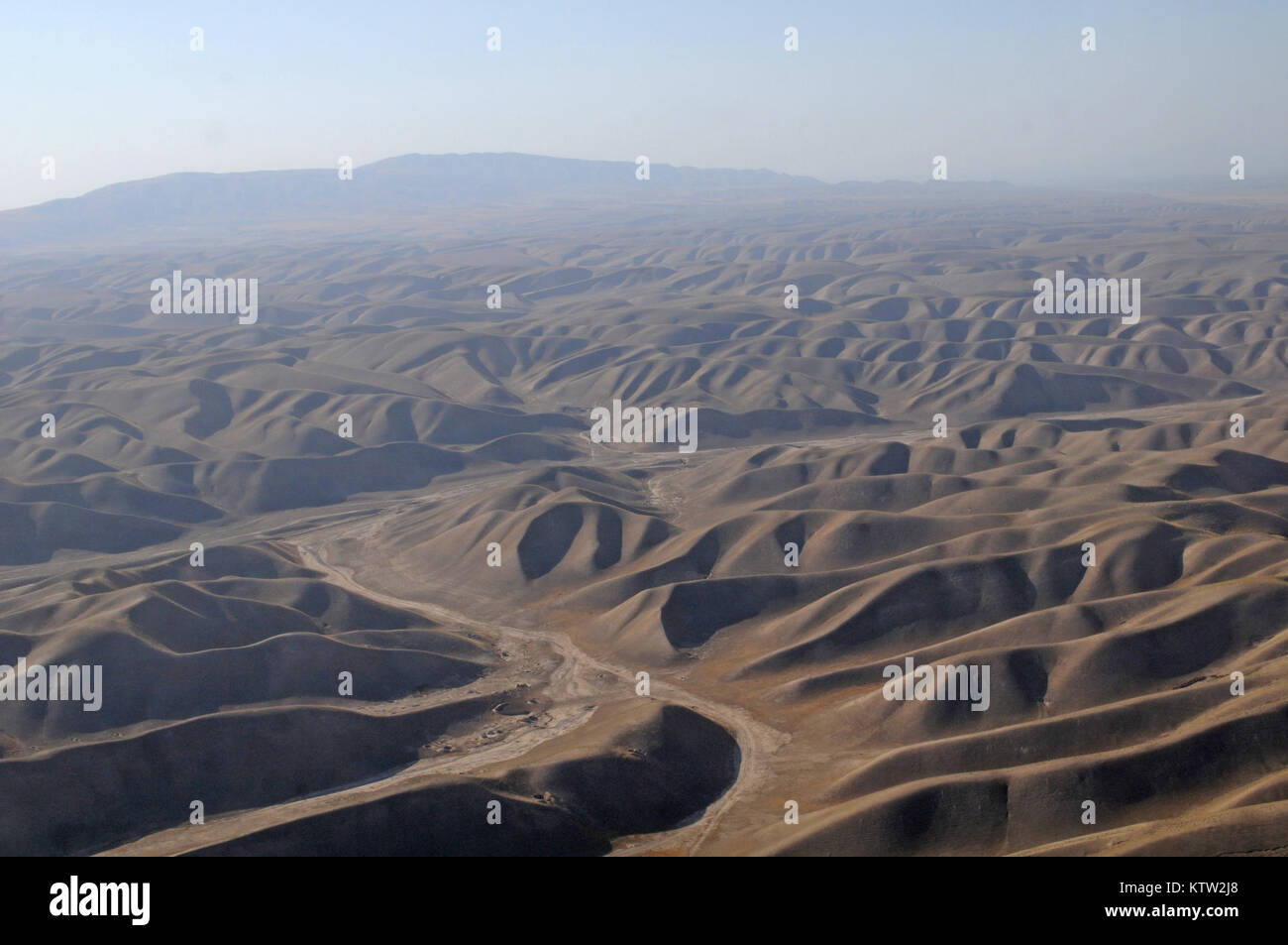 Ein Blick aus dem Fenster einer Blackhawk Hubschrauber zwischen Kunduz, Kundus, Mazar-e-Sharif, Provinz Balkh, Afghanistan, 27. Juni 2012. (37 IBCT Foto von Sgt. Kimberly Lamm) (freigegeben) Stockfoto