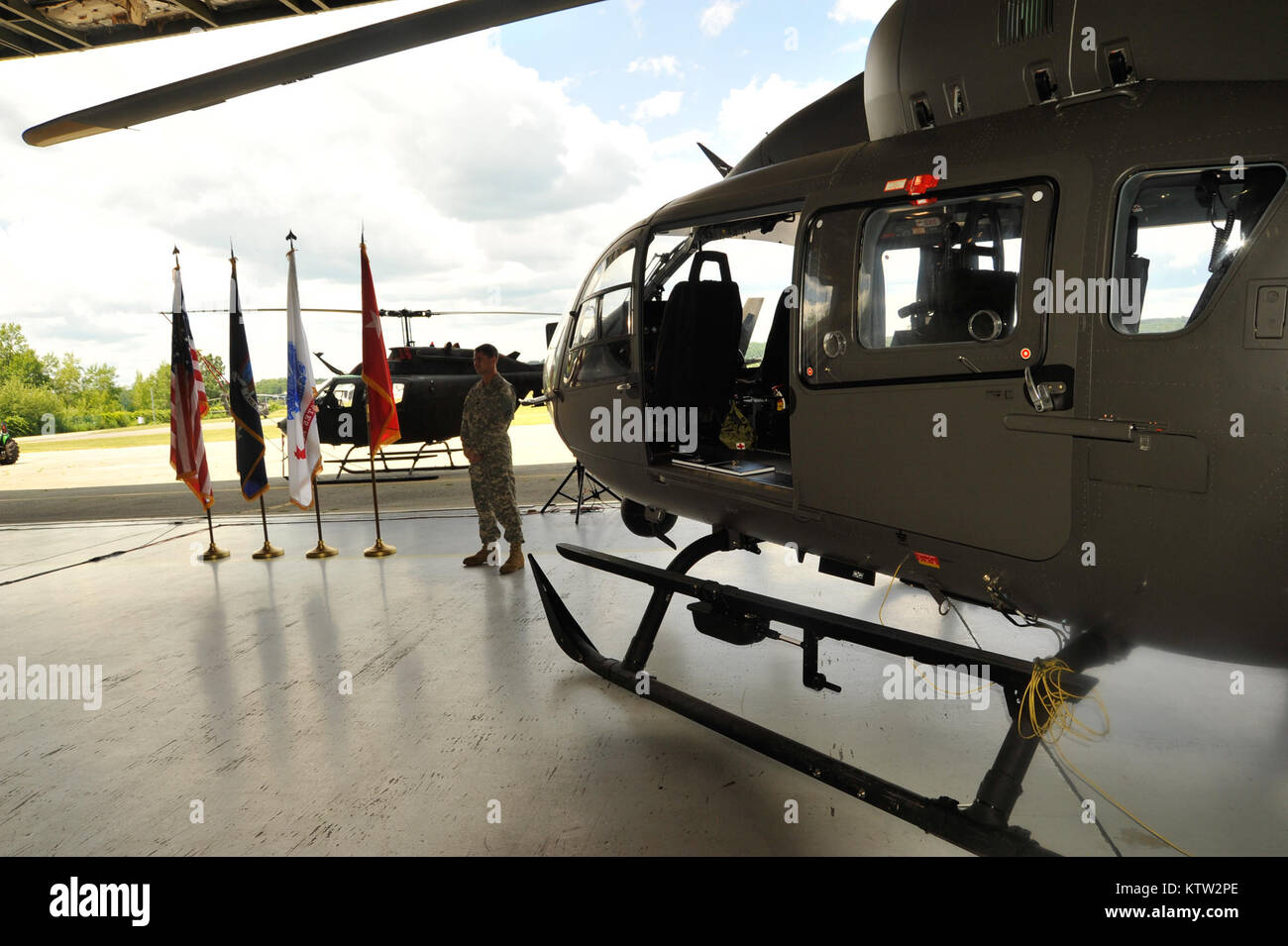 Der New York Army National Guard begrüßte zwei UH-72 leichten Mehrzweckhubschraubern zu der Flotte der Drehflügler durch seine Armee aviation Einheiten hier Juni 29 betrieben. Die neuen Hubschrauber wurden speziell gekauft im Inland in Höhe von Strafverfolgungsbehörden oder bei den Notfällen eingesetzt werden. Die UH-72A Lakota ist die neueste Helikopter Service mit der US-Armee ein. Es ist eine Variante des Eurocopter EC-145 und wird in Columbus, Fräulein der Lakota führt Light Utility und medizinischen Evakuierung (Medevac) Missionen für die Armee und die Army National Guard (ARNG) in Gebieten außerhalb hergestellt Stockfoto