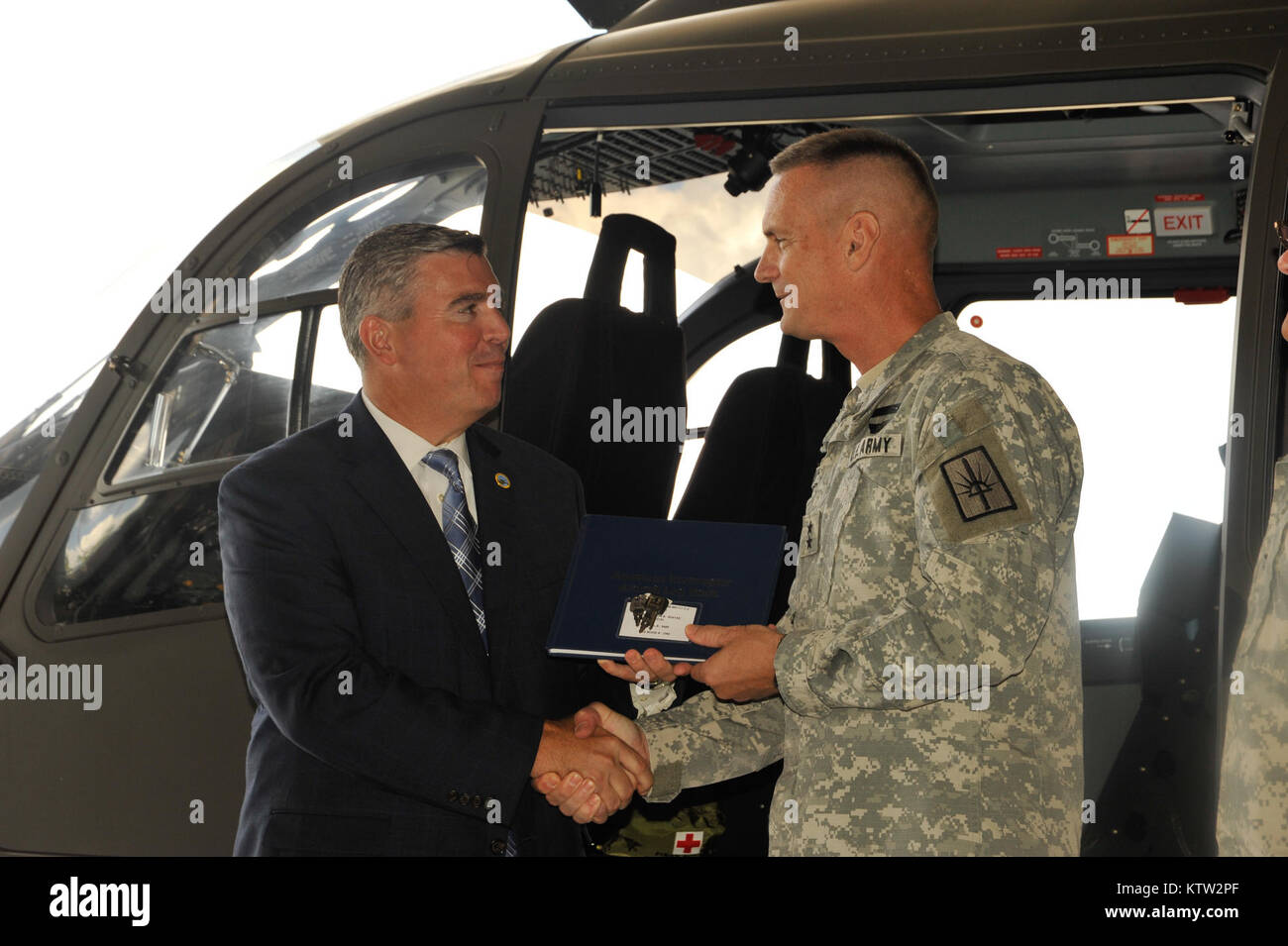 Der New York Army National Guard begrüßte zwei UH-72 leichten Mehrzweckhubschraubern zu der Flotte der Drehflügler durch seine Armee aviation Einheiten hier Juni 29 betrieben. Die neuen Hubschrauber wurden speziell gekauft im Inland in Höhe von Strafverfolgungsbehörden oder bei den Notfällen eingesetzt werden. Die UH-72A Lakota ist die neueste Helikopter Service mit der US-Armee ein. Es ist eine Variante des Eurocopter EC-145 und wird in Columbus, Fräulein der Lakota führt Light Utility und medizinischen Evakuierung (Medevac) Missionen für die Armee und die Army National Guard (ARNG) in Bereichen außerhalb eines hergestellt Stockfoto