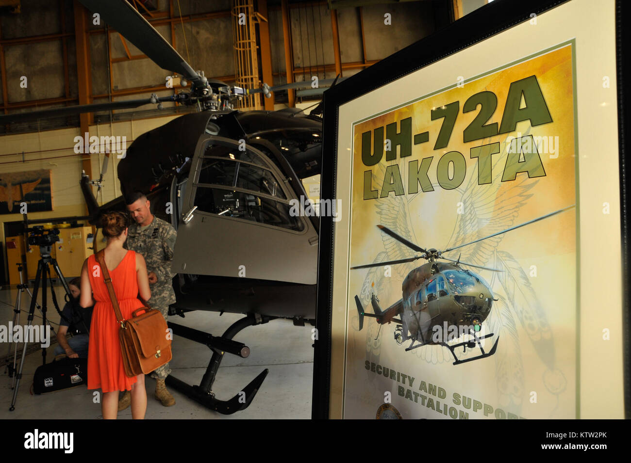 Der New York Army National Guard begrüßte zwei UH-72 leichten Mehrzweckhubschraubern zu der Flotte der Drehflügler durch seine Armee aviation Einheiten hier Juni 29 betrieben. Die neuen Hubschrauber wurden speziell gekauft im Inland in Höhe von Strafverfolgungsbehörden oder bei den Notfällen eingesetzt werden. Die UH-72A Lakota ist die neueste Helikopter Service mit der US-Armee ein. Es ist eine Variante des Eurocopter EC-145 und wird in Columbus, Fräulein der Lakota führt Light Utility und medizinischen Evakuierung (Medevac) Missionen für die Armee und die Army National Guard (ARNG) in Bereichen außerhalb eines hergestellt Stockfoto