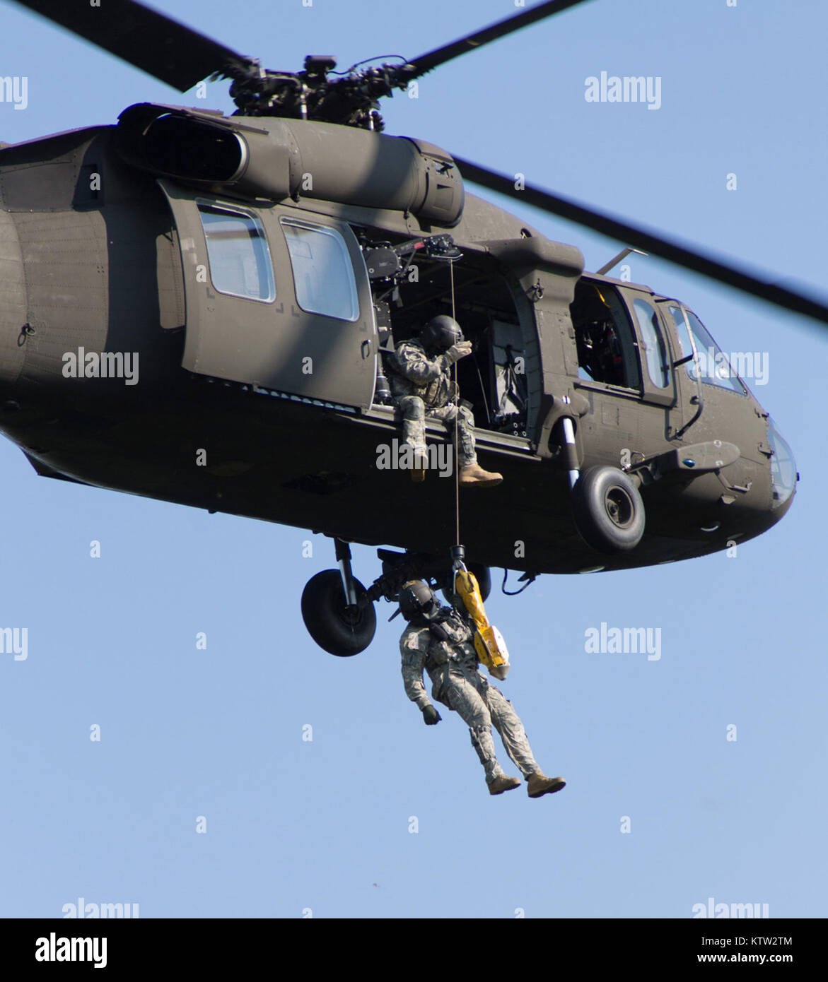 MARCY, NY - ein besatzungsmitglied von Unternehmen F, 1-169 th Allgemeine Unterstützung Aviation Battalion der New York Army National Guard, hängt von einer Hubvorrichtung während der medizinischen Evakuierung Ausbildung in Marcy, NY am Donnerstag, 12. Juli. Die Übung, die Firma F Soldaten und UH-60s, mit der örtlichen freiwilligen Feuerwehr und Mitgliedern der 401st zivilen Angelegenheiten Bataillon der United States Army Reserve. Foto von SPC Harley Jelis, HHC 42 CAB, NYARNG Stockfoto