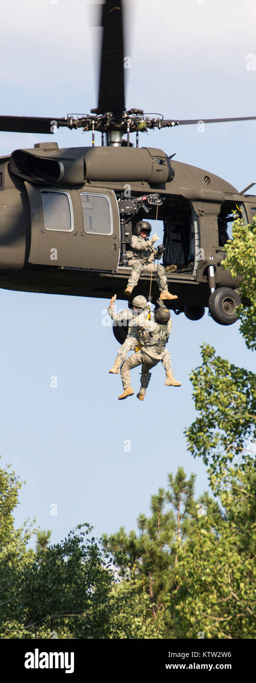 Ein besatzungsmitglied von Firma F 1-169 Allgemeine Unterstützung Aviation Battalion, New York Army National Guard, bringt einen Soldaten des 401St an einem Hebezeug befestigen. Foto von SPC Harley Jelis, HHC 42 CAB, NYARNG Stockfoto