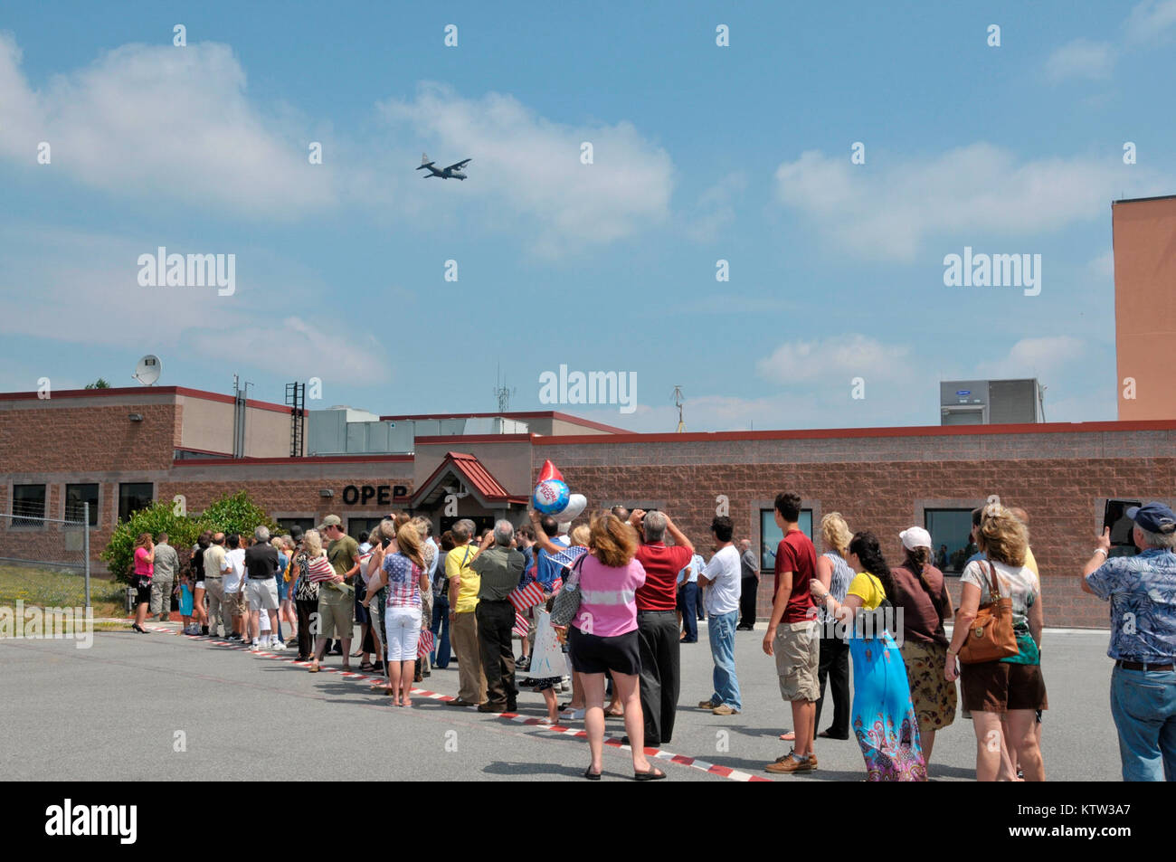 Juli 16 2012 STRATTON ANGB, Scotia NY. Familie und Freunde willkommen zurück ca. 40 Gardisten aus Südostasien. Col Shawn Textilhändler, Kommandant der 109. Airlift Wing, New York Air National Guard war unter den winkende Menschenmenge. "Dieses Flugzeug ist da drüben, die ganzen Sommer. Das Bordpersonal, Betreuer und support Personal sind heute zurück und ihre Familien sind hier Willkommen zu Hause". "Sie hatten einen echten erfolgreichen Tour dort und wir freuen uns darauf, Sie nach Hause zu bringen, reacquainted mit ihren Familien und der 109 wieder". Stockfoto
