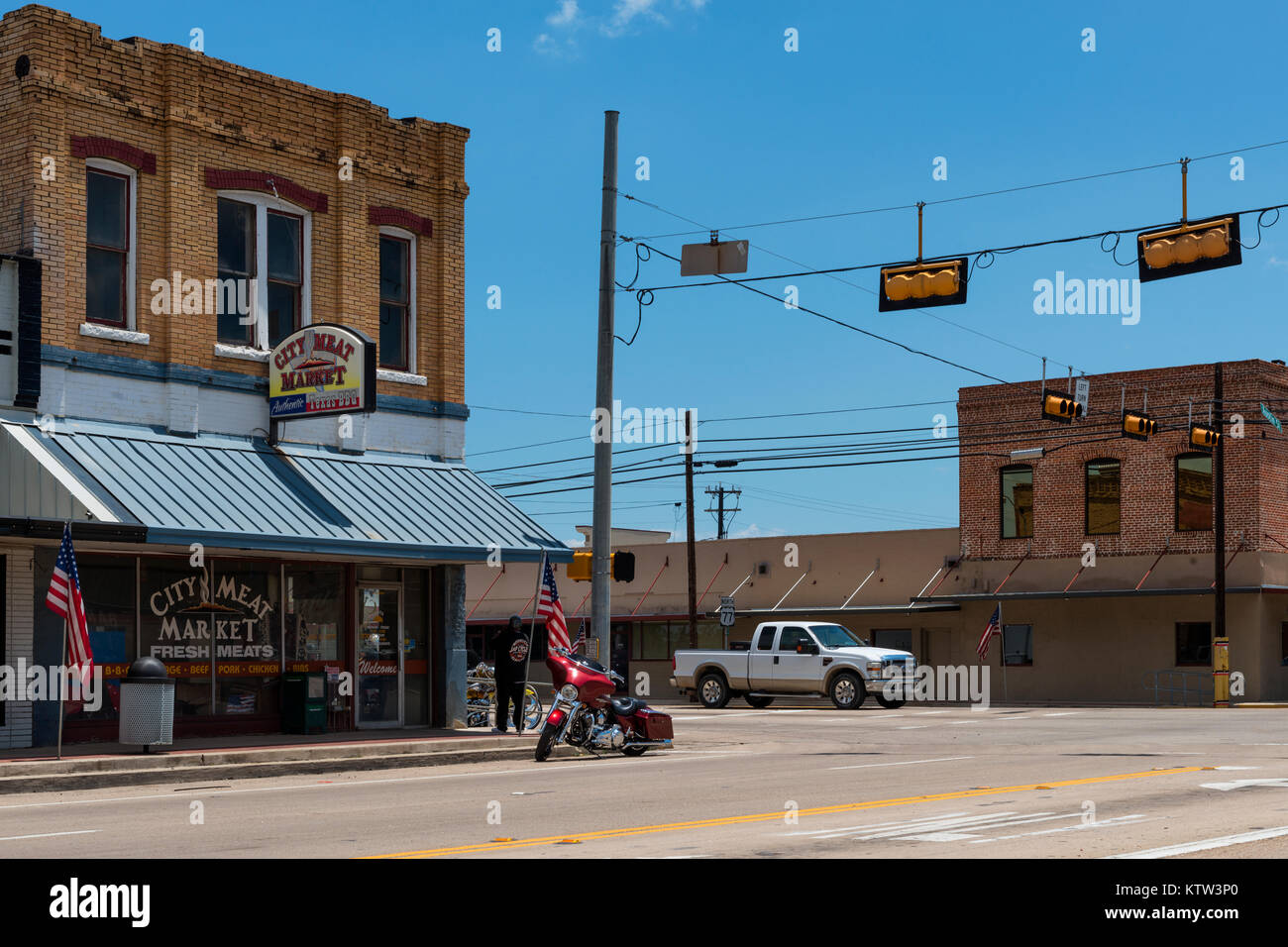 Giddings, Texas - 13. Juni 2014: stret Szene in der Stadt von Giddings an der Kreuzung der U.S. Highways 77 und 290 in Texas, USA. Stockfoto