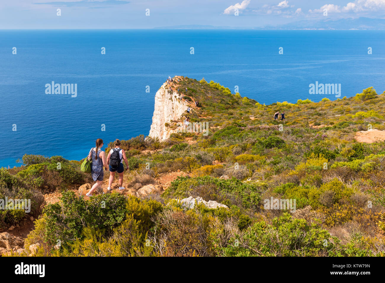 ZAKYNTHOS, Griechenland, 27. September 2017: Touristen zu Fuß auf einer Klippe in der Nähe von Wracks (navagio) Strand, Panoramablick auf die malerischen Blick Punkt der Insel Zakynthos Griechenland. Stockfoto