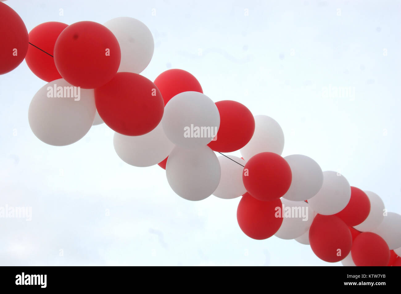 Rote und weiße Ballons auf dem Display Stockfoto