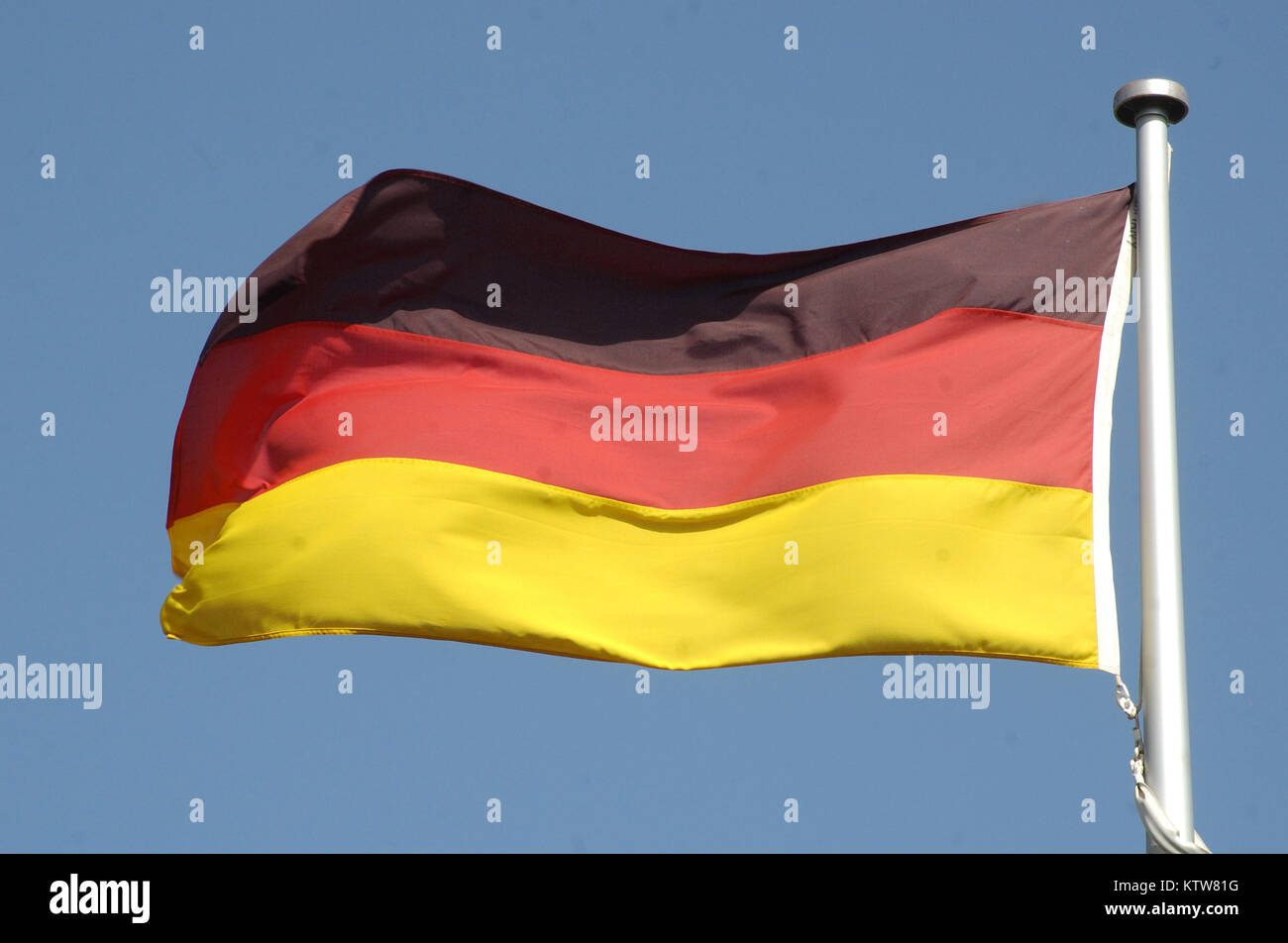 Flagge von Deutschland gegen den blauen Himmel Stockfoto