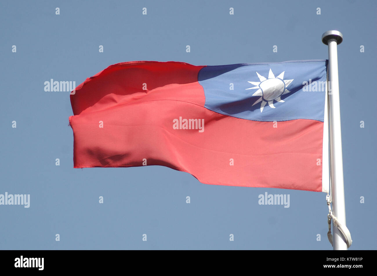 Die Fahne von Taiwan gegen den blauen Himmel Stockfoto