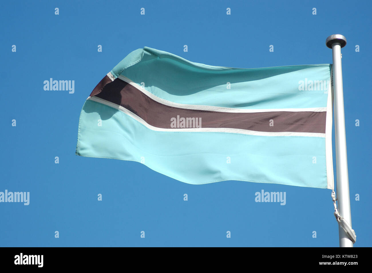 Die Flagge von Botswana gegen den blauen Himmel Stockfoto