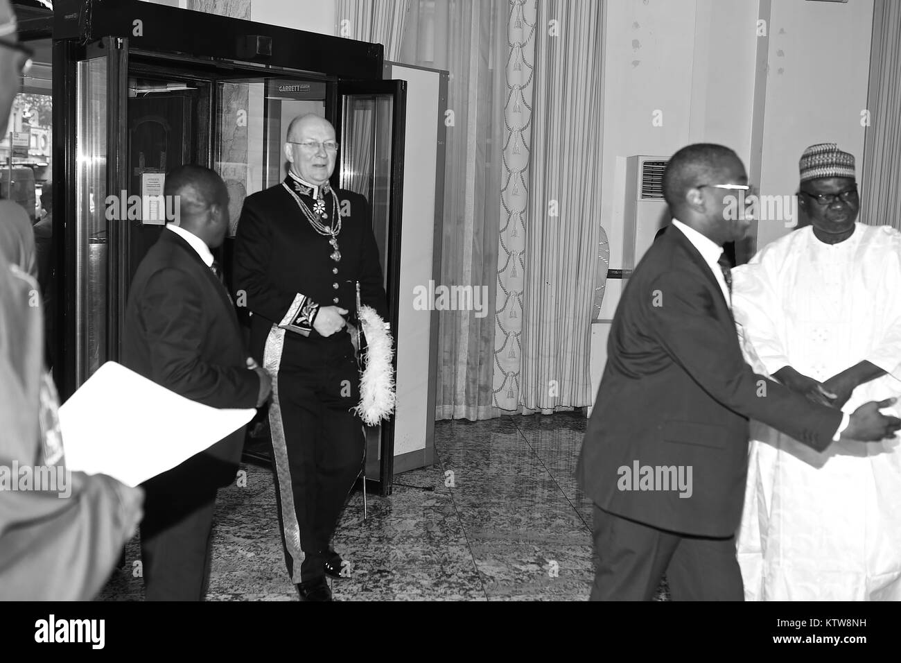Nigerianischen Hochkommissar präsentiert seine Anmeldeinformationen, die der Königin im Buckingham Palace 2017 Stockfoto