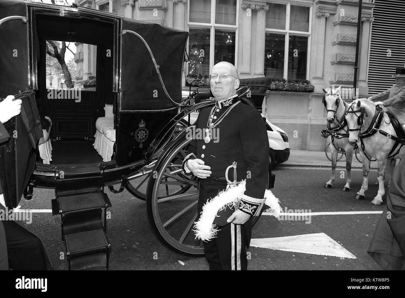 Nigerianischen Hochkommissar präsentiert seine Anmeldeinformationen, die der Königin im Buckingham Palace 2017 Stockfoto
