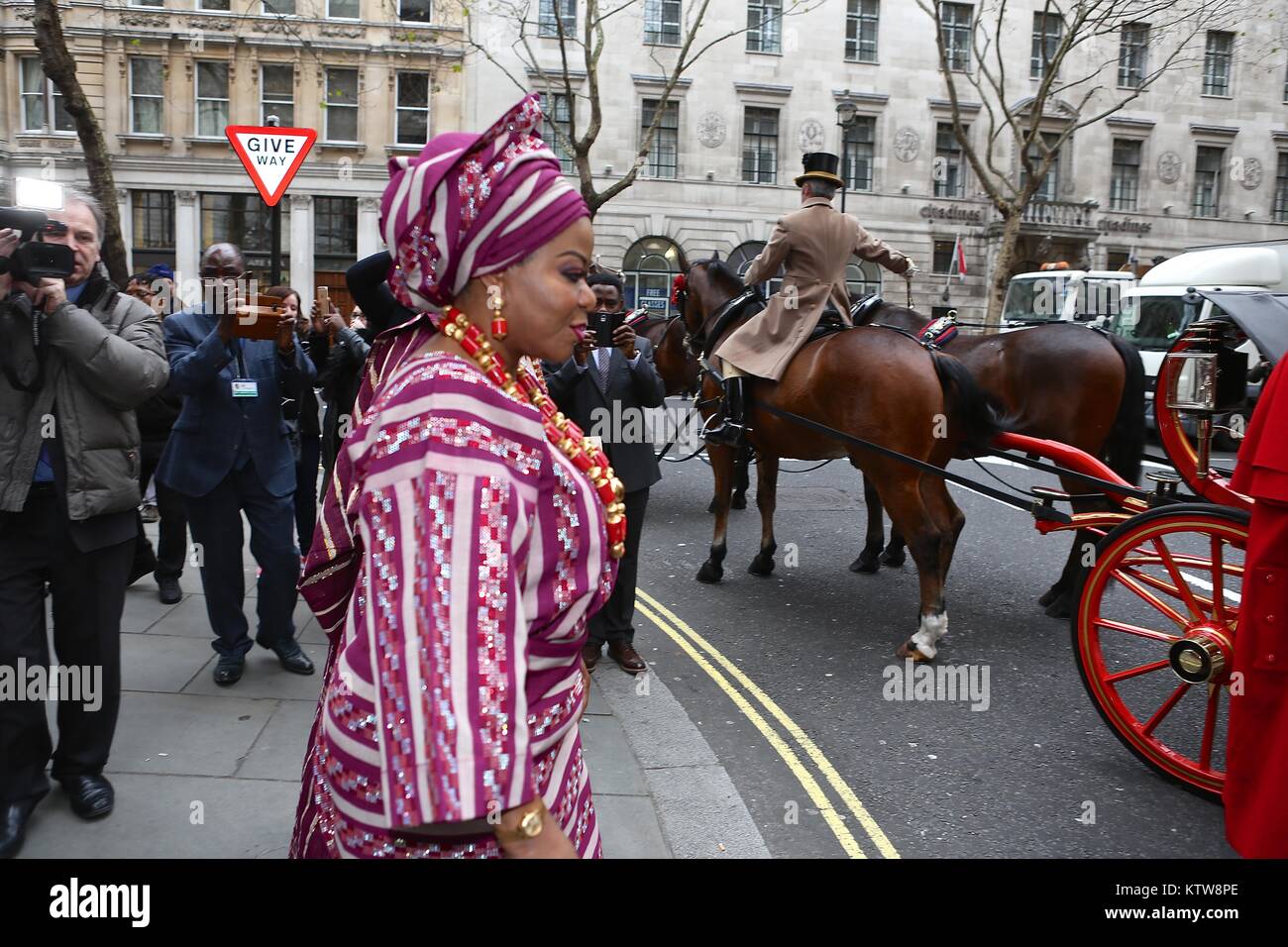 Nigerianischen Hochkommissar präsentiert seine Anmeldeinformationen, die der Königin im Buckingham Palace 2017 Stockfoto