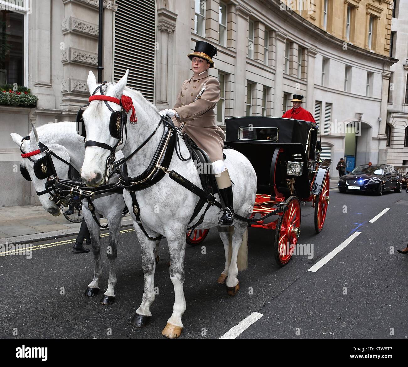 Nigerianischen Hochkommissar präsentiert seine Anmeldeinformationen, die der Königin im Buckingham Palace 2017 Stockfoto