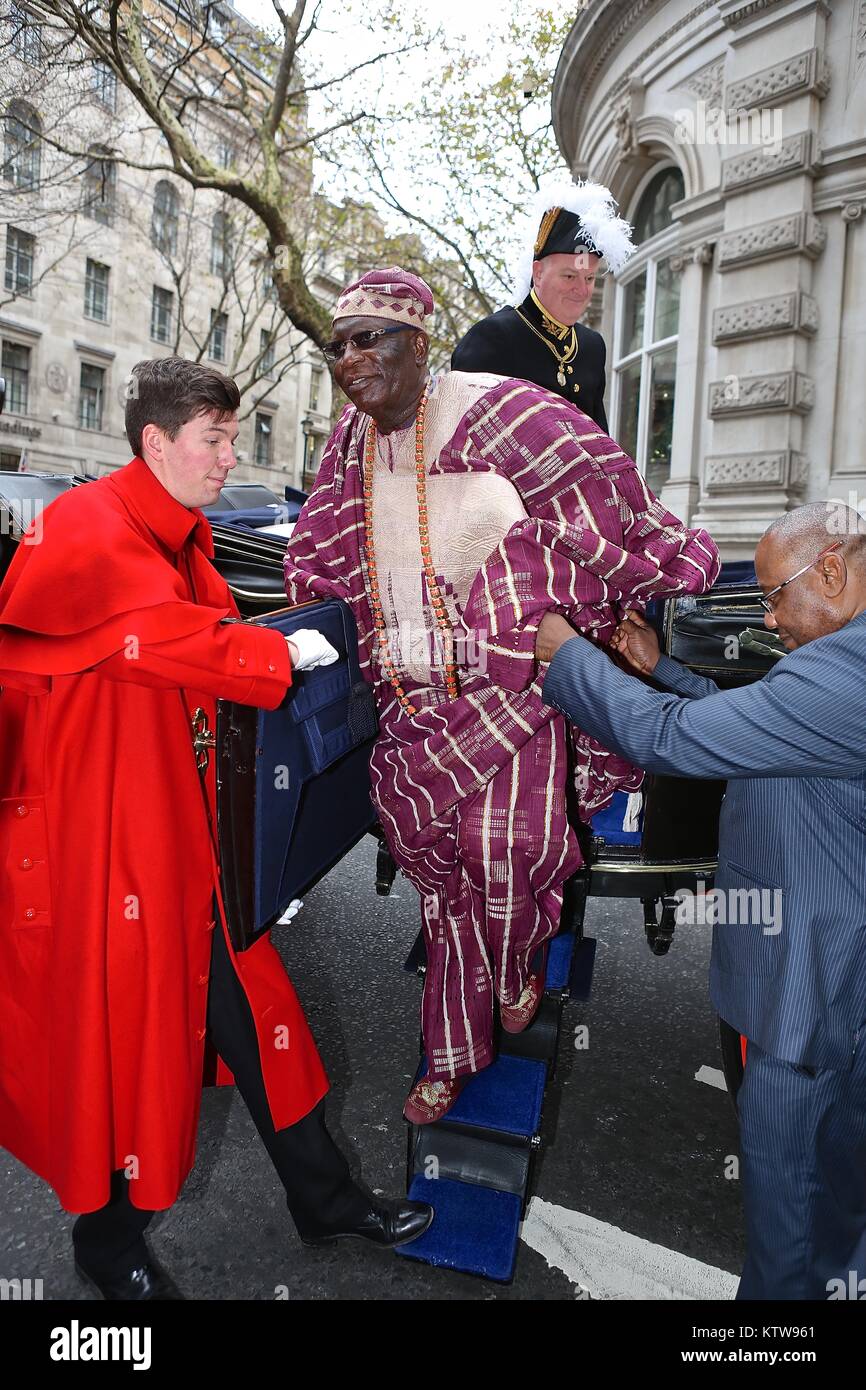 Nigerianischen Hochkommissar präsentiert seine Anmeldeinformationen, die der Königin im Buckingham Palace 2017 Stockfoto