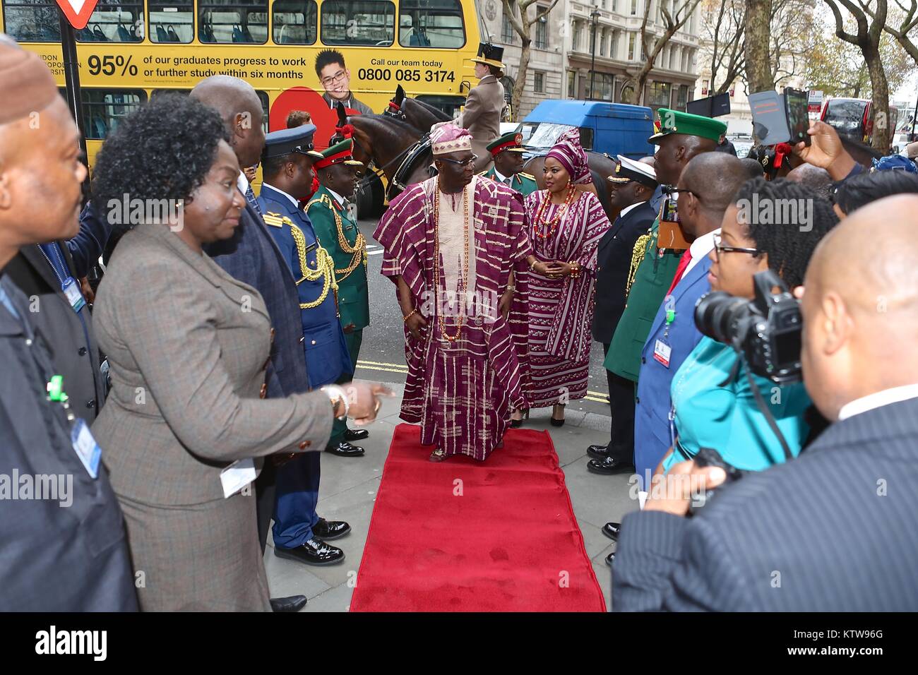 Nigerianischen Hochkommissar präsentiert seine Anmeldeinformationen, die der Königin im Buckingham Palace 2017 Stockfoto