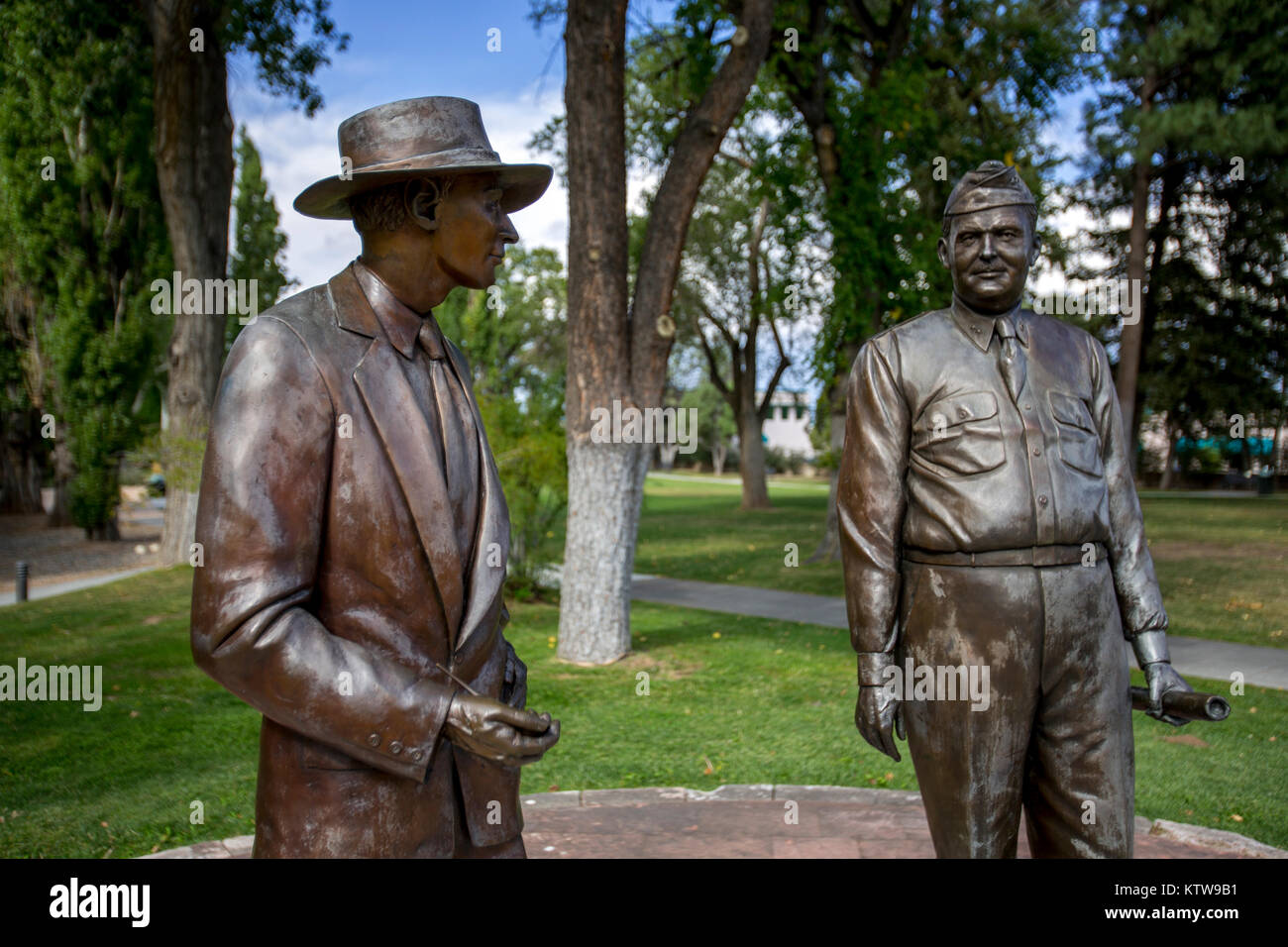 Statuen von General Leslie R. Olivenhainen und Dr. J. Robert Oppenheimer Stockfoto