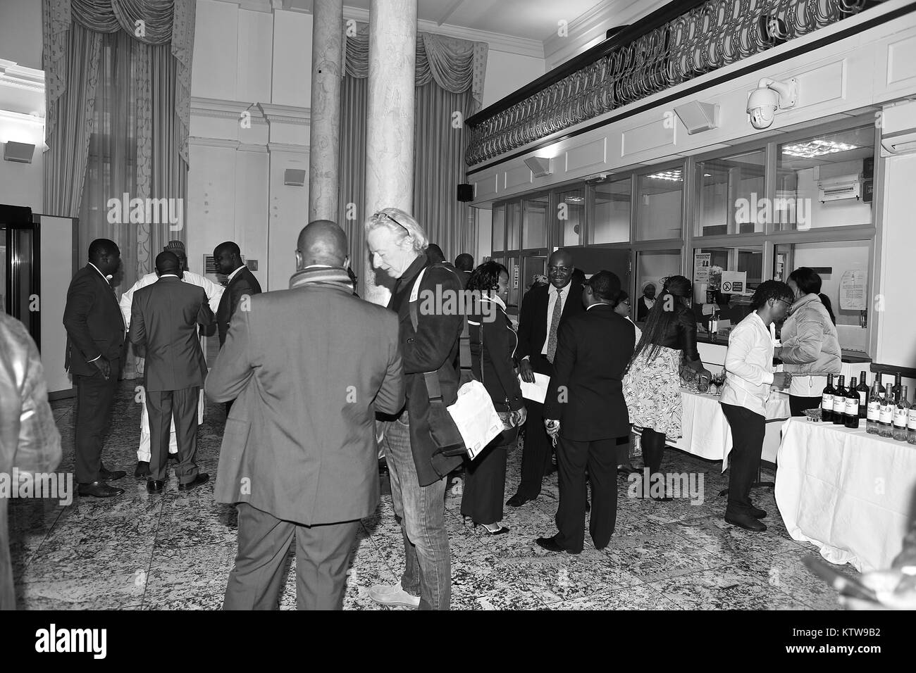 Nigerianischen Hochkommissar präsentiert seine Anmeldeinformationen, die der Königin im Buckingham Palace 2017 Stockfoto