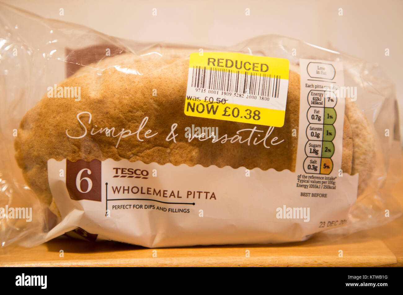 Reduzierter Preis label Paket Tesco vollkorn Pitta Brot, Großbritannien Stockfoto