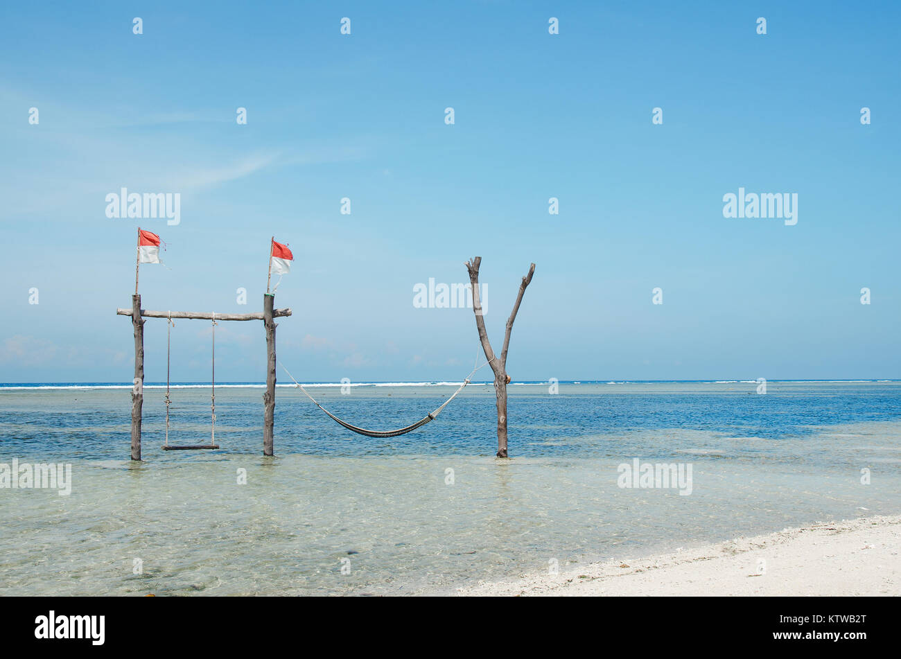 Bali, Indonesien. Schaukel liegt im Ozean in der Nähe der Insel Gili. Stock Bild Stockfoto