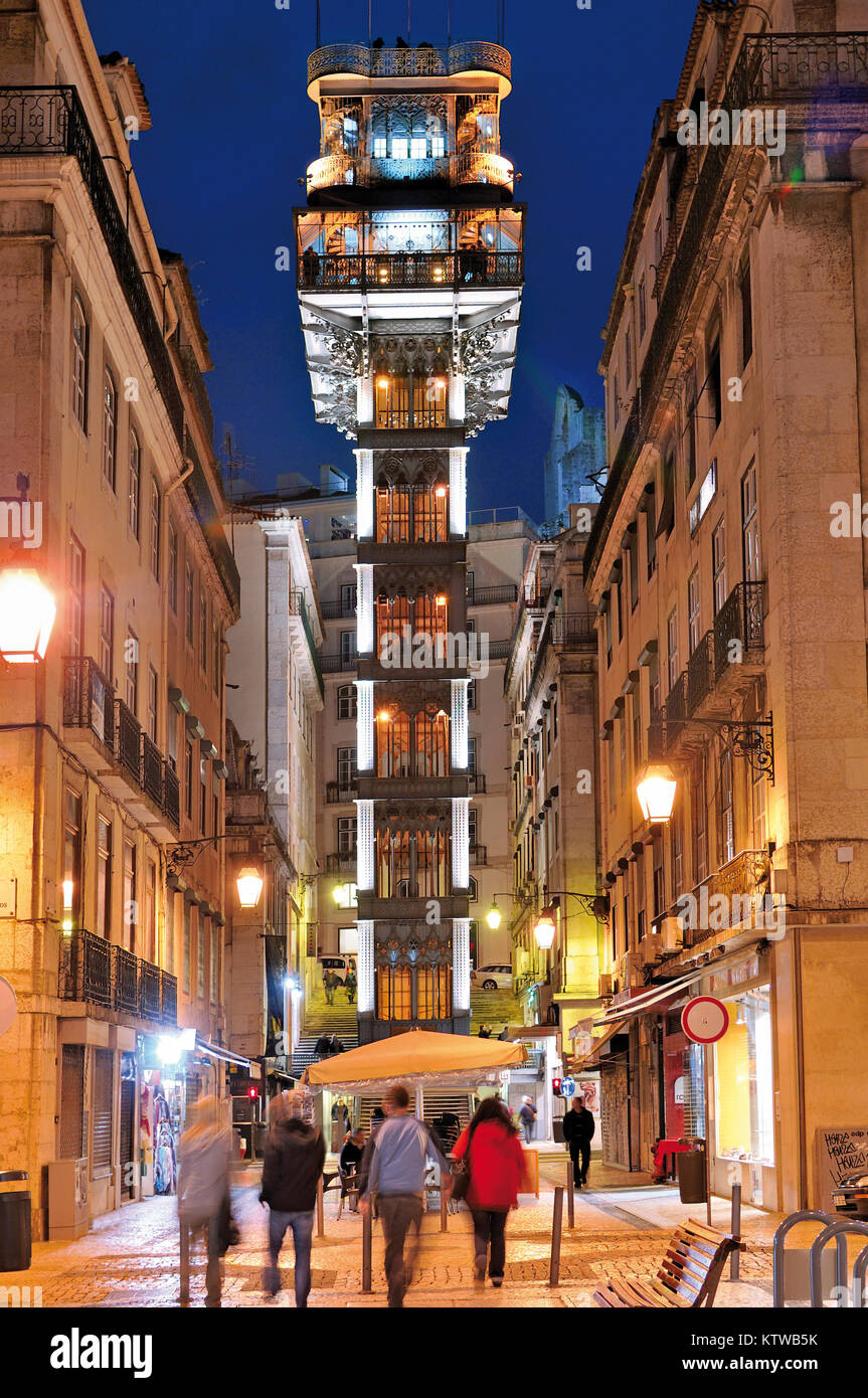 Menschen in nächtlichen Downtown Lisbon mit beleuchteten Santa Justa Aufzug in der Mitte Stockfoto