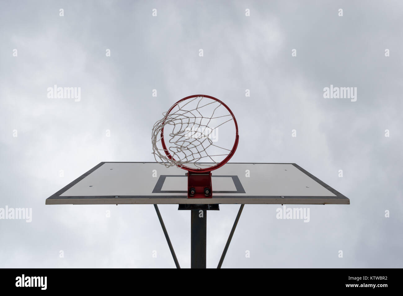 Basketballkorb, Korb gegen Weiße bewölkten Himmel. Außerhalb, street Basketball Court. Stockfoto
