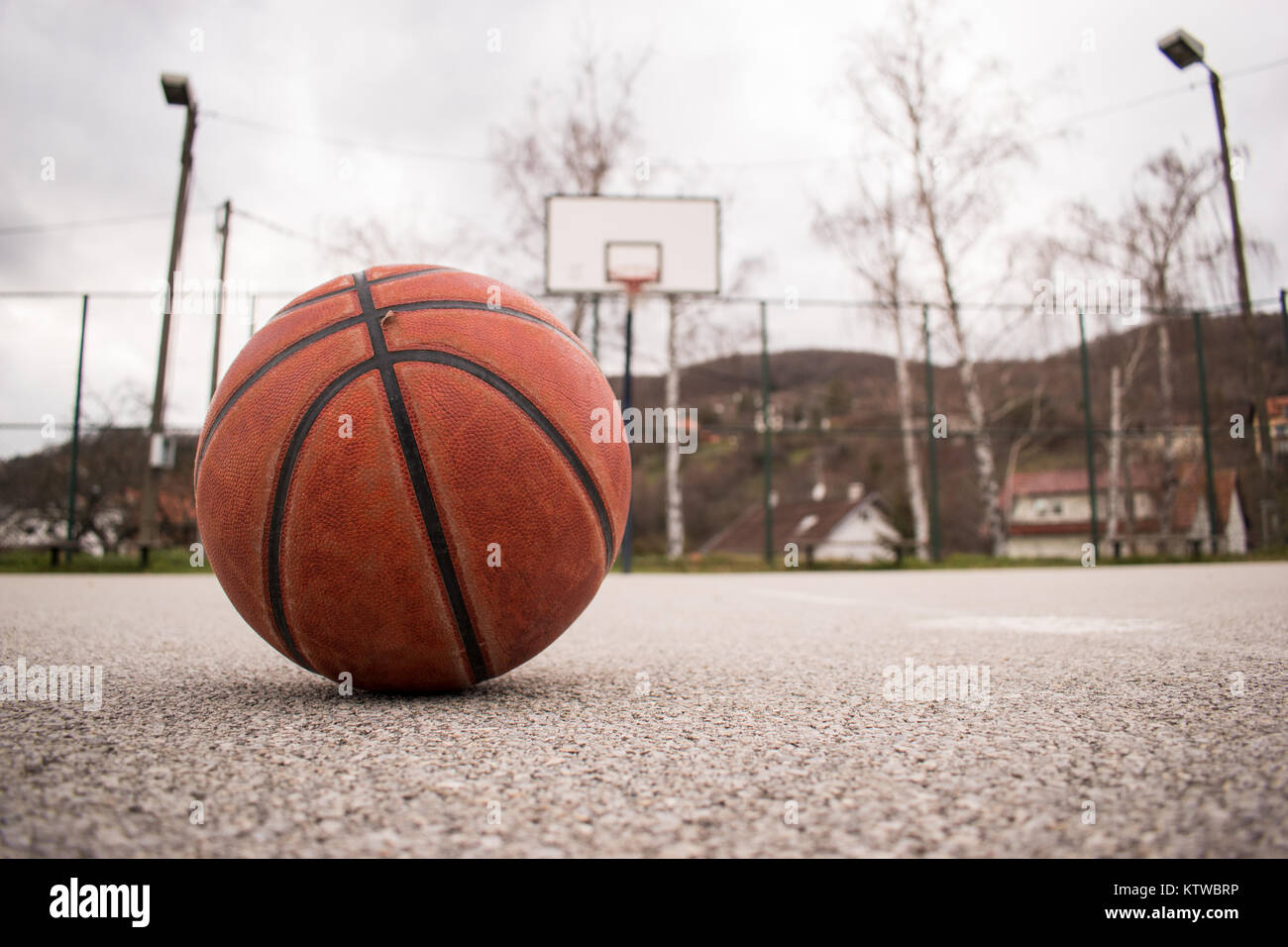 Verwendet orange Basketball mit Korb im Hintergrund. Basketball street Court Stockfoto