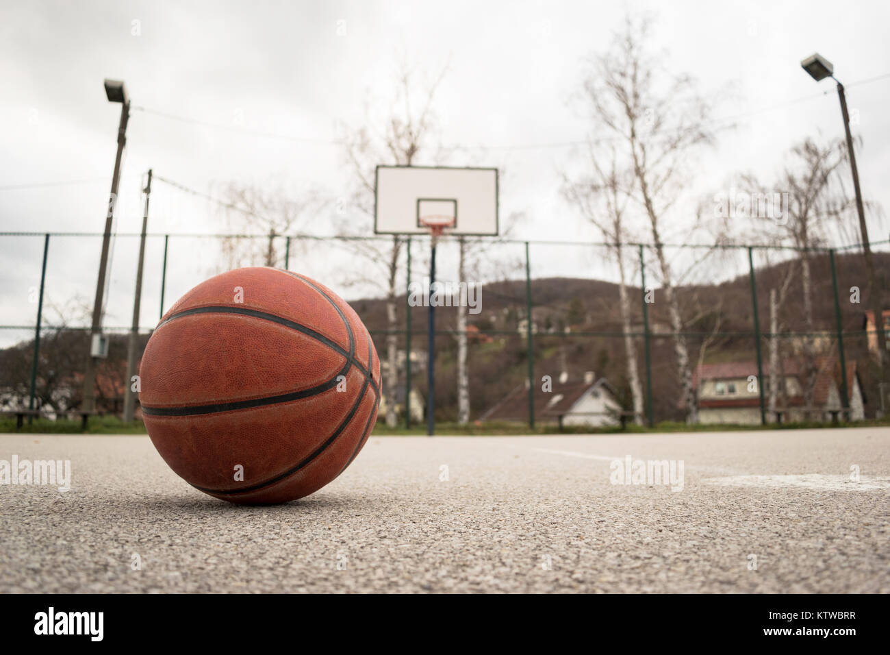 Verwendet orange Basketball mit Korb im Hintergrund. Basketball street Court Stockfoto