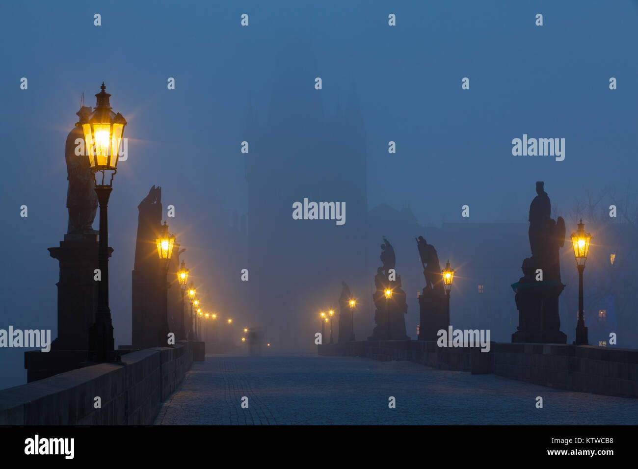 Auf der berühmten Karlsbrücke im Morgennebel, Prag, Tschechische Republik Stockfoto