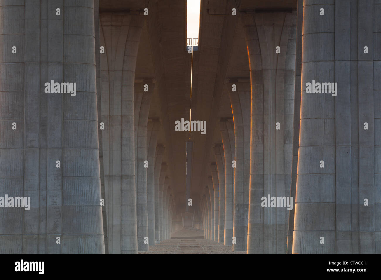 Symmetrie. Architektur Linien unter dem higway Brücke. Stockfoto