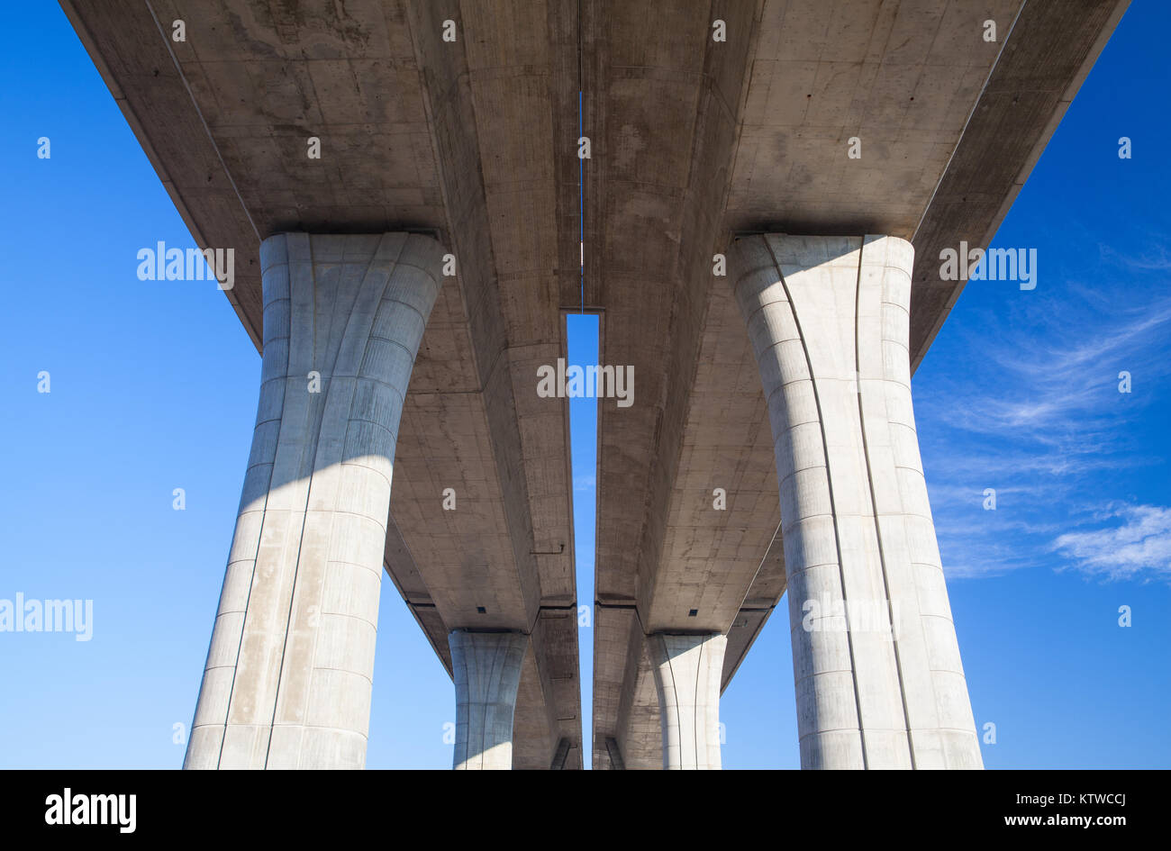 Symmetrie. Architektur Linien unter dem higway Brücke. Stockfoto