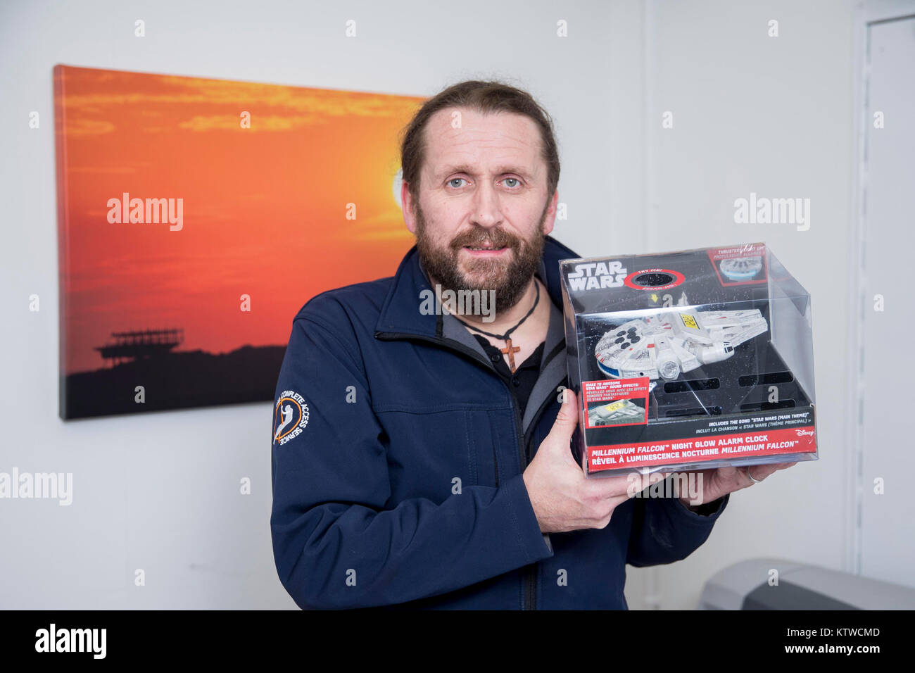 Eddie Gallen, Spezialist für extreme Gerüst, das den berühmten Star Wars Raumschiff zusammengesetzt, die Millennium Falcon, Malin Head in Donegal, hier in seinem Büro außerhalb Strabane mit einem Spielzeug Modell der Raumsonde, die in Star Wars erschienen gesehen: Die letzten Jedi-ritter. Stockfoto