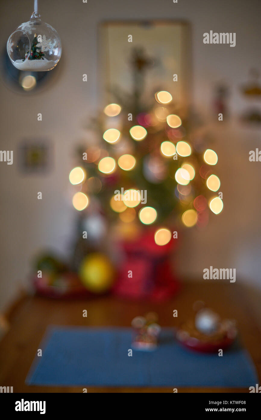 Spiel von Farben und Licht auf den kleinen Weihnachtsbaum Stockfoto