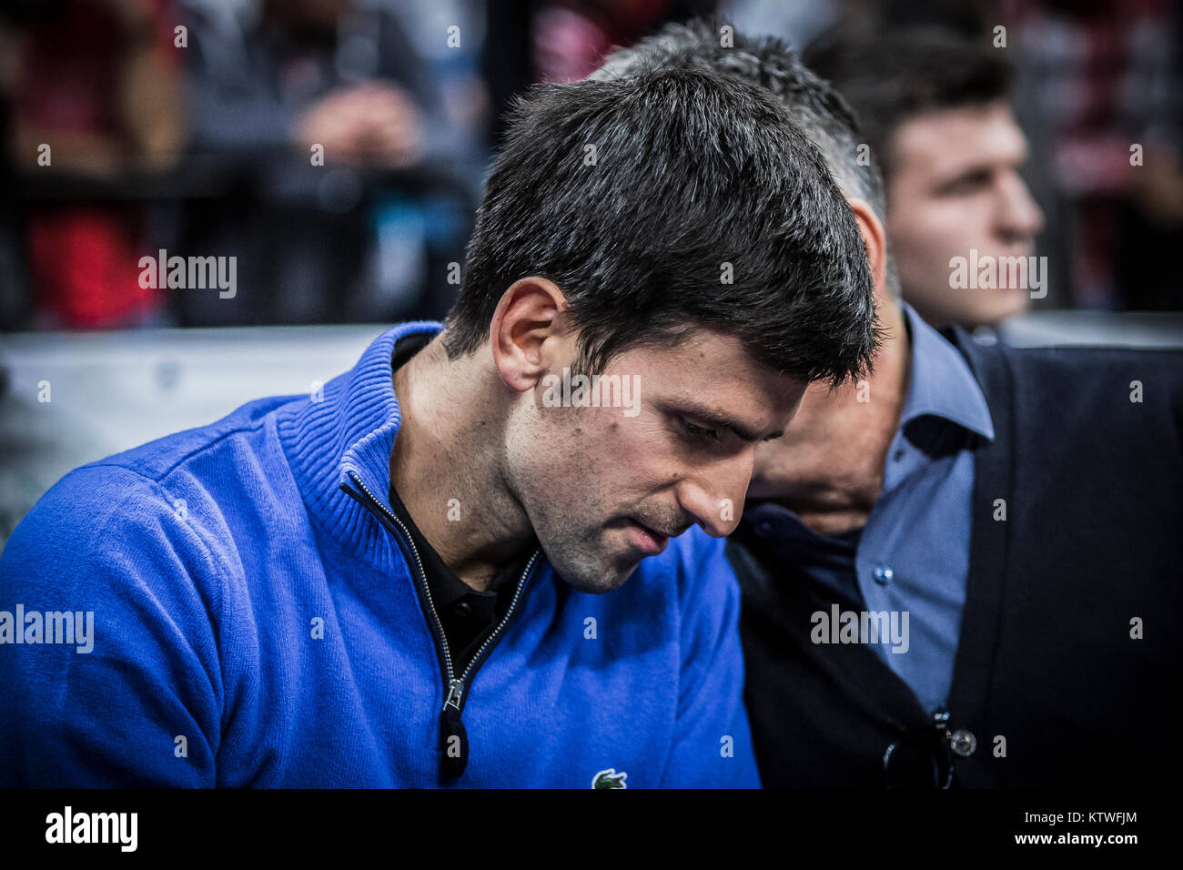 Die ehemalige Nummer eins der Welt tennis Novak Djokovic mit ihm Vater während des Spiels spricht Stockfoto