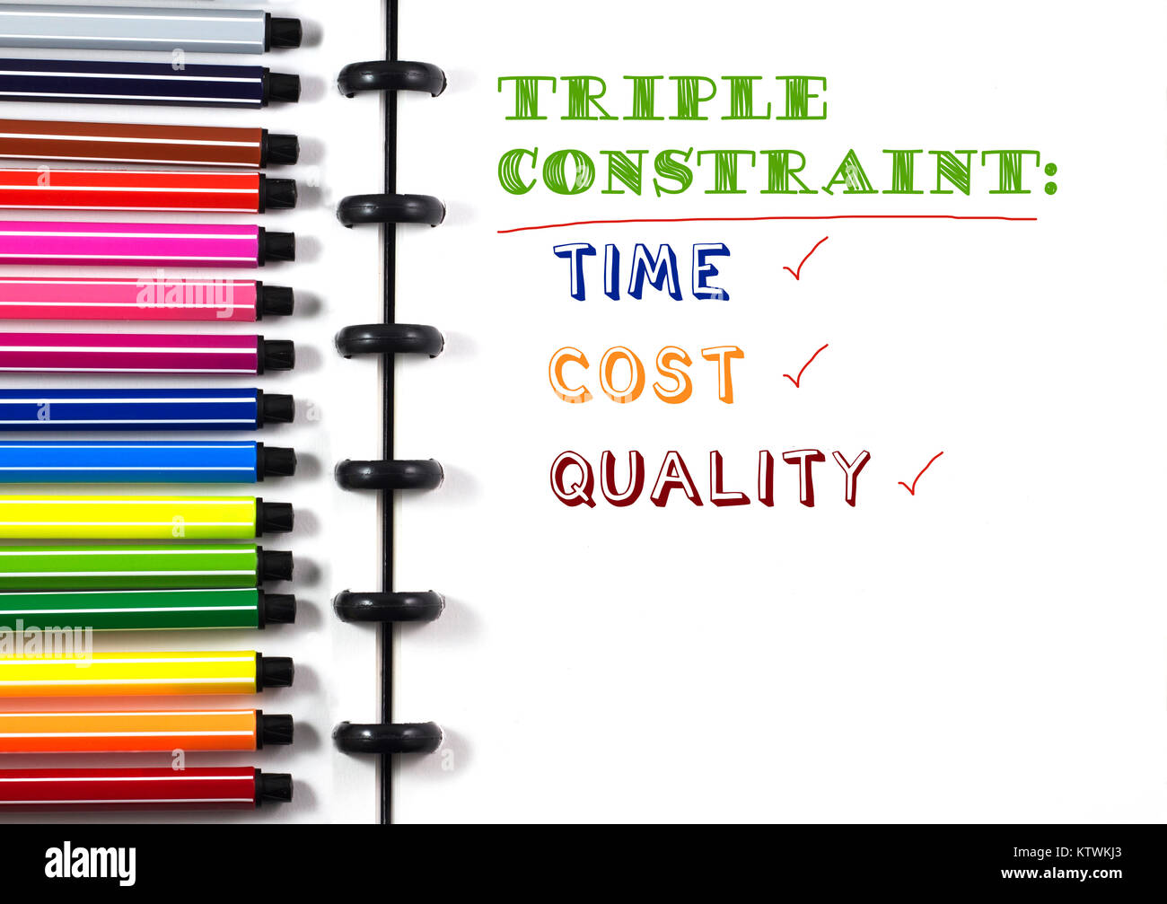Projektmanagement Triple Constraint Text auf weißem Skizzenbuch mit Farbstift, Ansicht von oben Stockfoto
