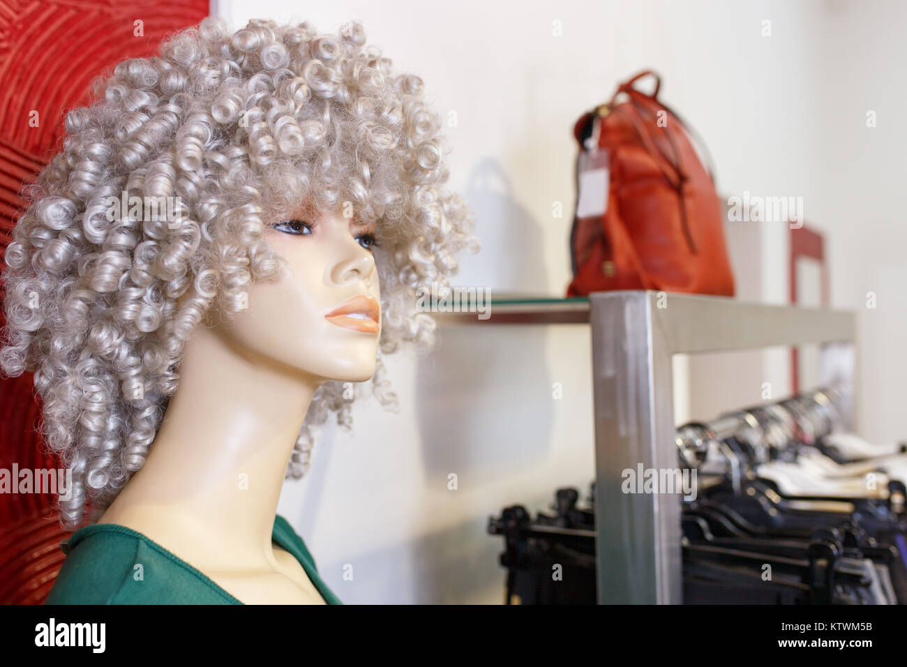 Hintergrund der weiblichen Kleidung zu speichern. Shopping Konzept Stockfoto
