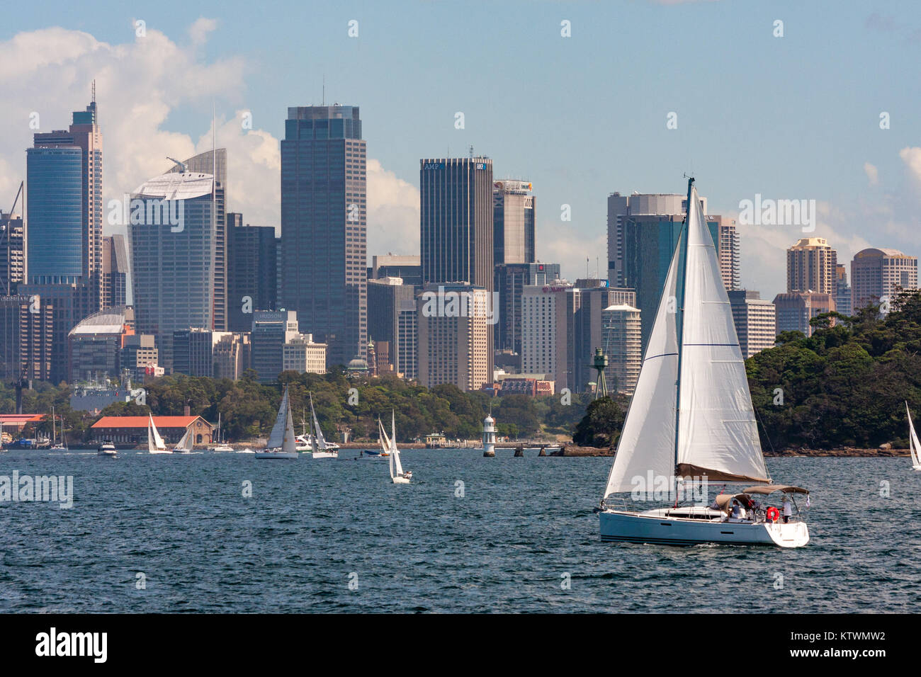 Yachten Segeln im Hafen von Sydney mit der Central Business District, CBD, im Hintergrund, New South Wales, Australien Stockfoto