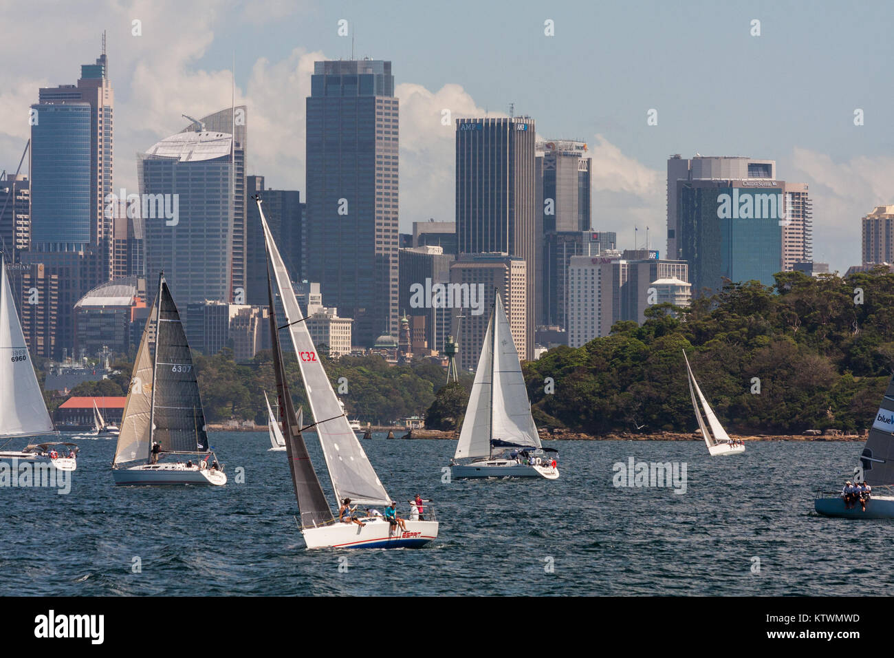 Yachten Segeln im Hafen von Sydney mit der Central Business District, CBD, im Hintergrund, New South Wales, Australien Stockfoto