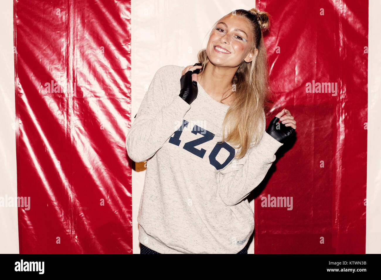 Weibliche Modell tragen die Adidas Vorlagen SS 13 Blaue Sammlung in Kopenhagen Fashion Week 2013. Stockfoto