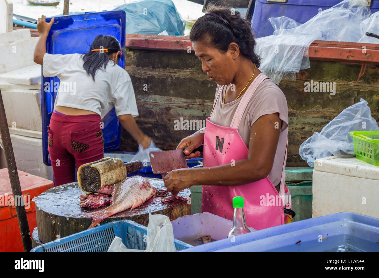 Sea Gypsy Woman die Zubereitung von Fisch, Dorf Markt, Rawai, Phuket, Thailand Stockfoto