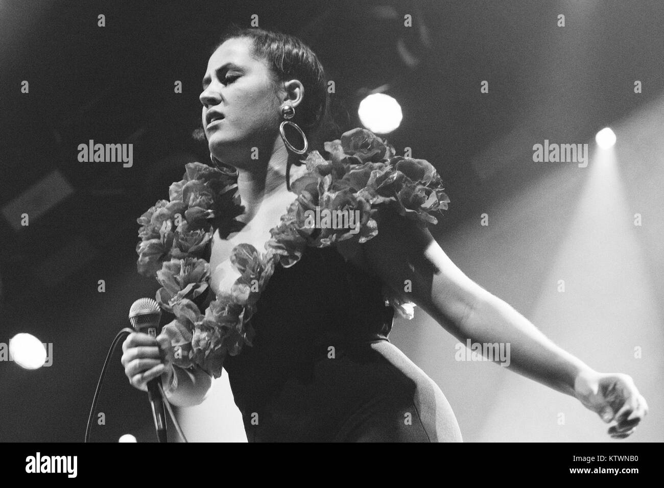 Die dänische neo-soul duo Zarah Leander führt ein Live Konzert beim Roskilde Festival 2013. Hier Sänger und Songwriter Coco Maja Hastrup Karshøj wird dargestellt, live auf der Bühne. Dänemark 06/07 2013. Stockfoto