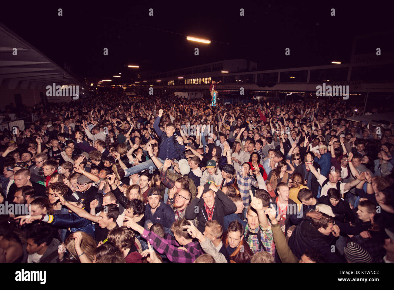 Tausende party Leute versammelten sich in einem riesigen Rave Party in Kopenhagen Meat Packing District. Der amerikanische Dj und elektronische Musik Produzent Diplo wurde ein dj-set. Dänemark 2011. Stockfoto