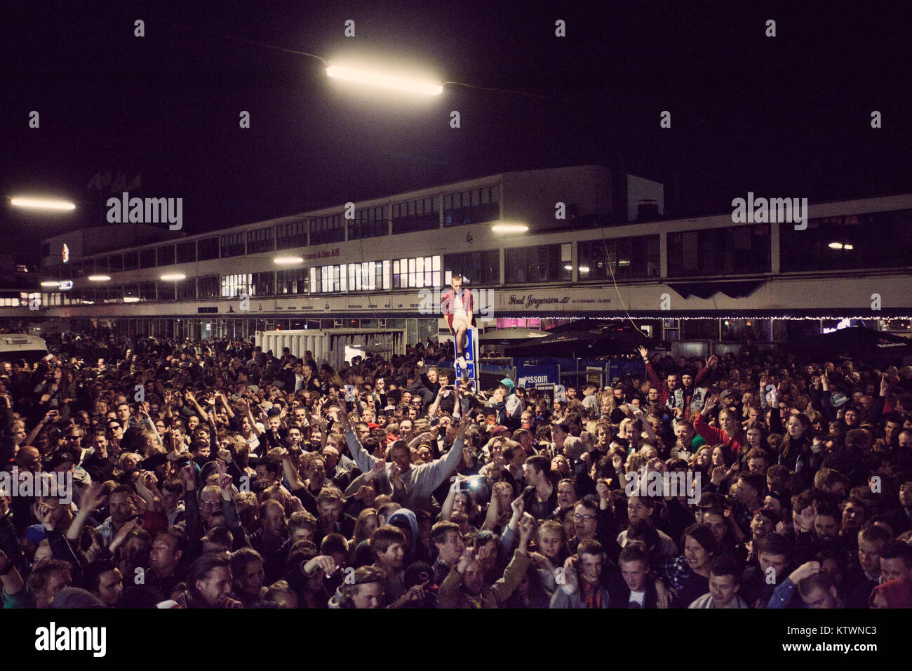 Tausende party Leute versammelten sich in einem riesigen Rave Party in Kopenhagen Meat Packing District. Der amerikanische Dj und elektronische Musik Produzent Diplo wurde ein dj-set. Dänemark 2011. Stockfoto
