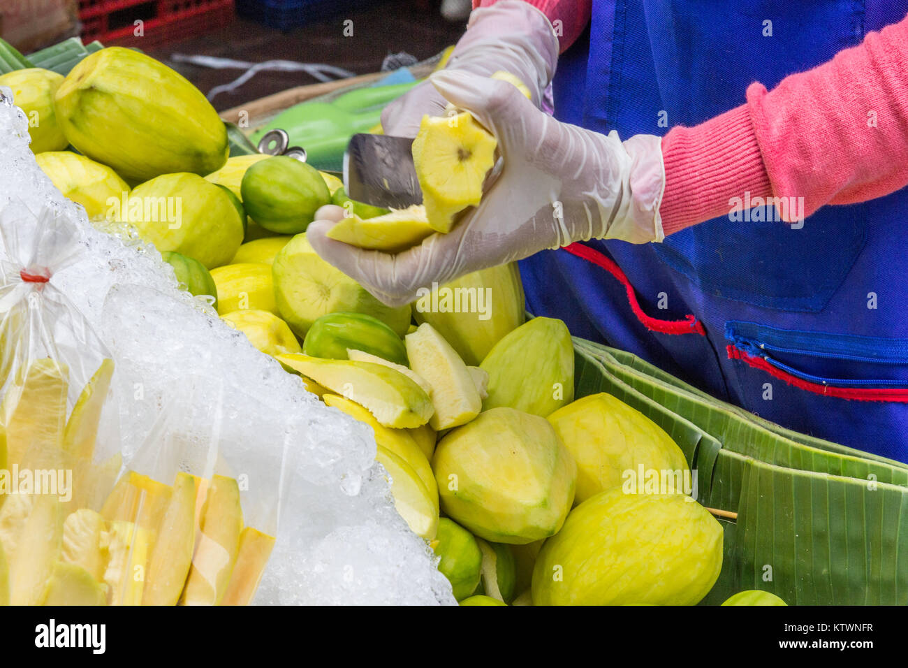 Eine Street Food vendor bereitet Säcke bereit Mango für Verkauf, Bangkok, Thailand Stockfoto