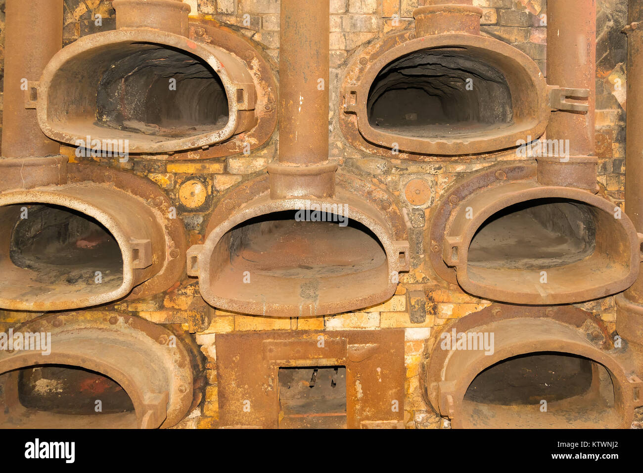Alten retro Öfen der Vergangenheit an. Technologie der letzten Jahre. Stockfoto