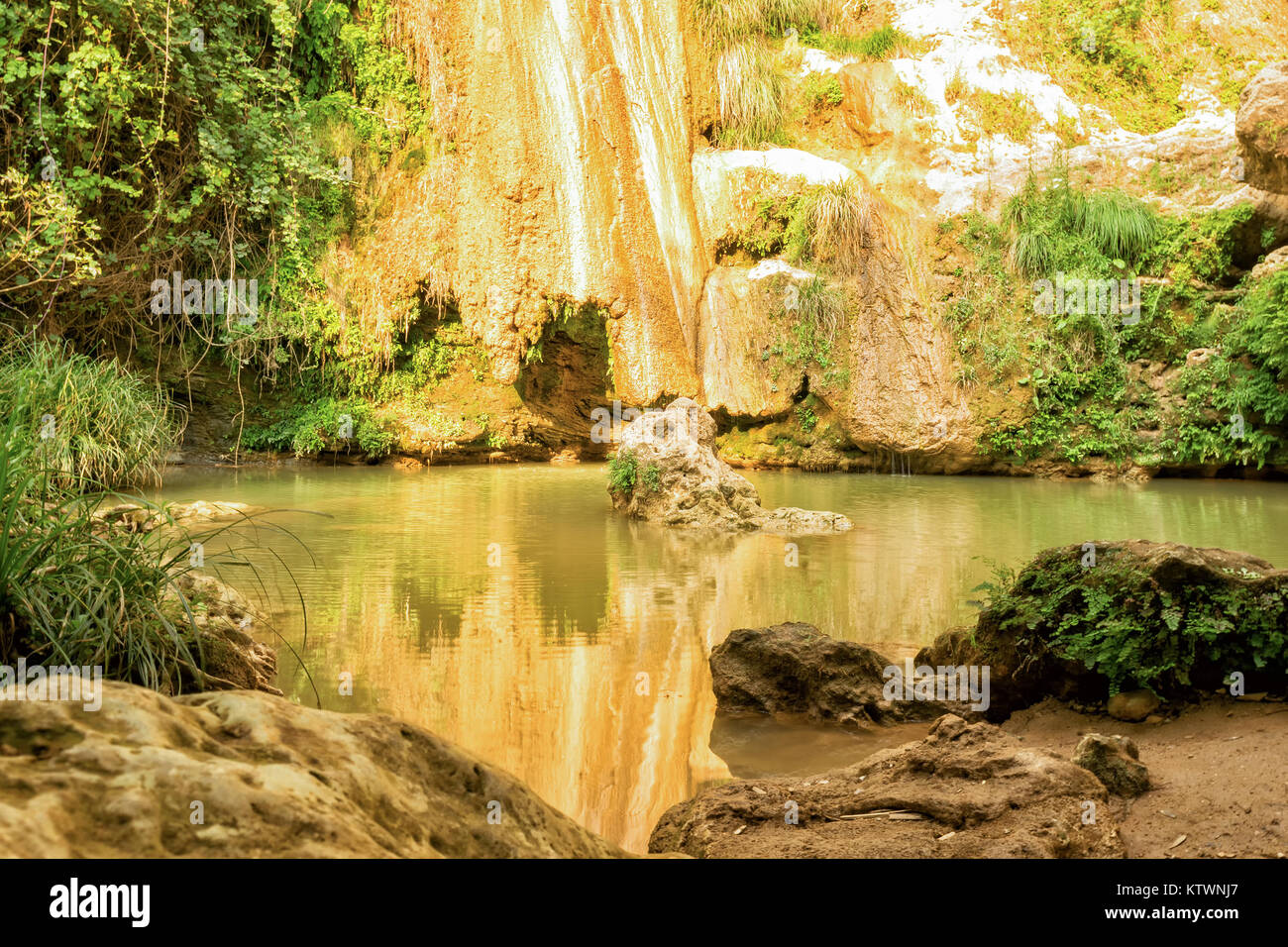 Kalamari Wasserfall in Peloponnes, Griechenland. Eine bekannte touristische Destination. Stockfoto