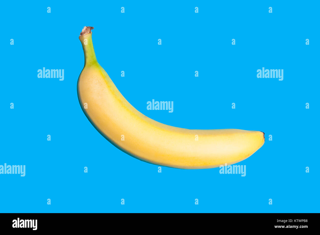 Gelbe frische Banane auf lebendige blauer Hintergrund Stockfoto